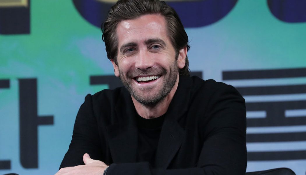 Jake Gyllenhaal Sings ‘A Love Song for Quarantine’ in Viral Monologue Series