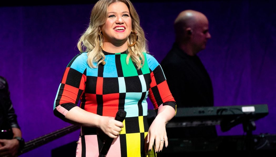 Kelly Clarkson Crushed a Beautiful Version of This TLC Classic in Her Latest Kellyoke: Watch