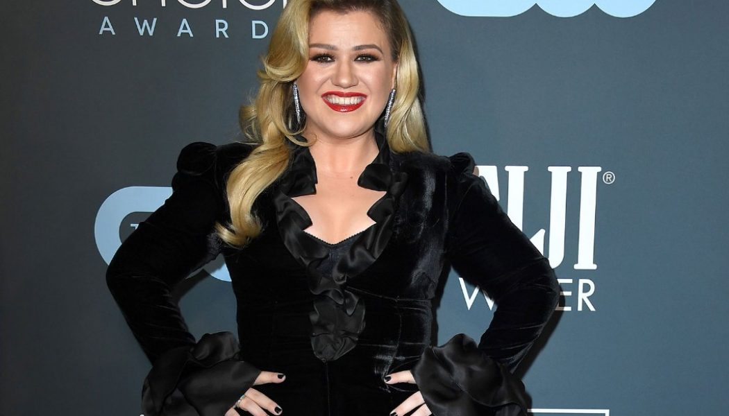 Kelly Clarkson Wins Best Entertainment Talk Show Host at Daytime Emmys