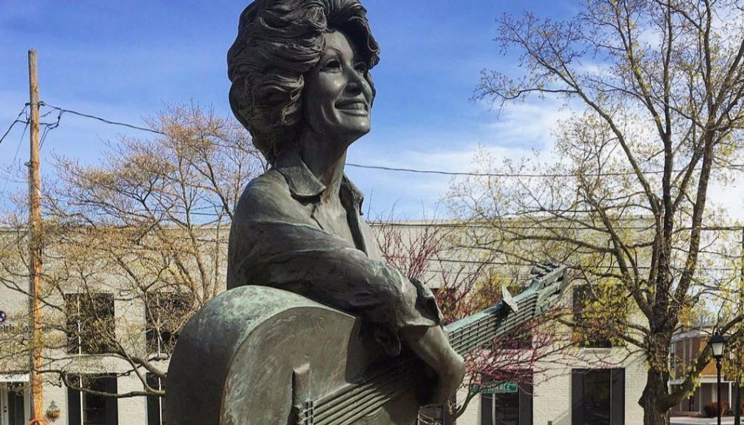 Petition Launched to Replace KKK Leader’s Statue in Tennessee Capitol with Dolly Parton