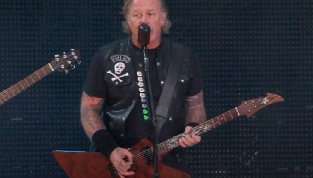 Watch METALLICA Battle Torrential Rain In Manchester