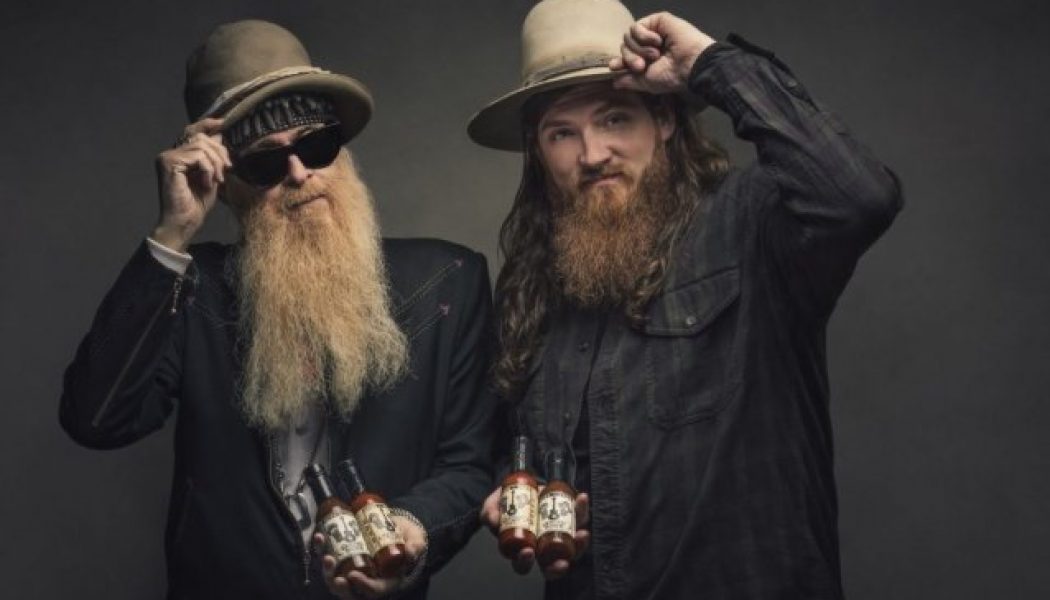 ZZ TOP’s BILLY GIBBONS Collaborates With TIM MONTANA On ‘Beez + Teez Whisker Bomb’ Pepper Sauce