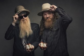 ZZ TOP’s BILLY GIBBONS Collaborates With TIM MONTANA On ‘Beez + Teez Whisker Bomb’ Pepper Sauce