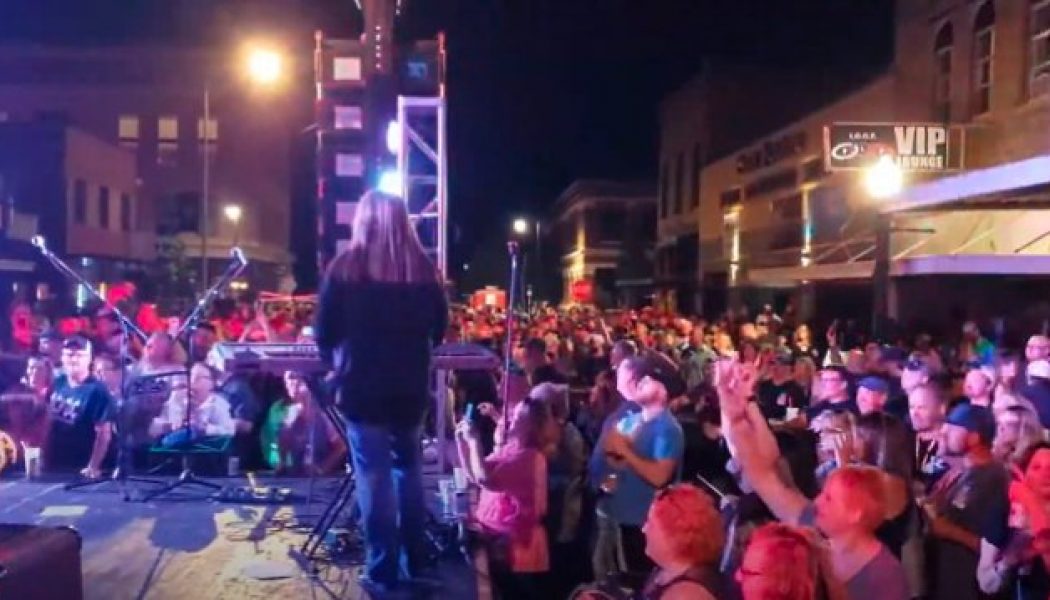 GREAT WHITE Plays Concert In North Dakota With No Restrictions In Place: No Social Distancing, No Masks (Video)