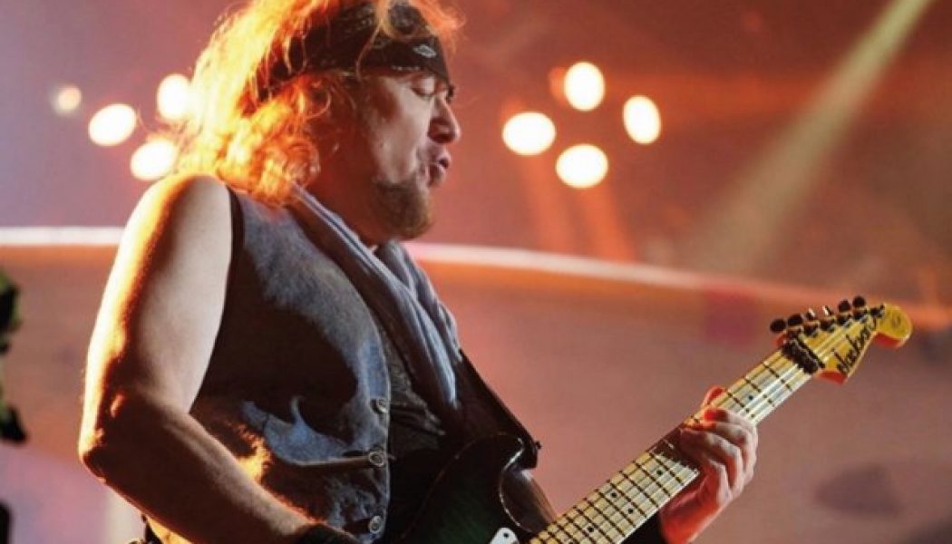 ADRIAN SMITH Says IRON MAIDEN’s Three-Guitarist Setup ‘Really Works Well’