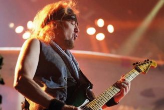 ADRIAN SMITH Says IRON MAIDEN’s Three-Guitarist Setup ‘Really Works Well’