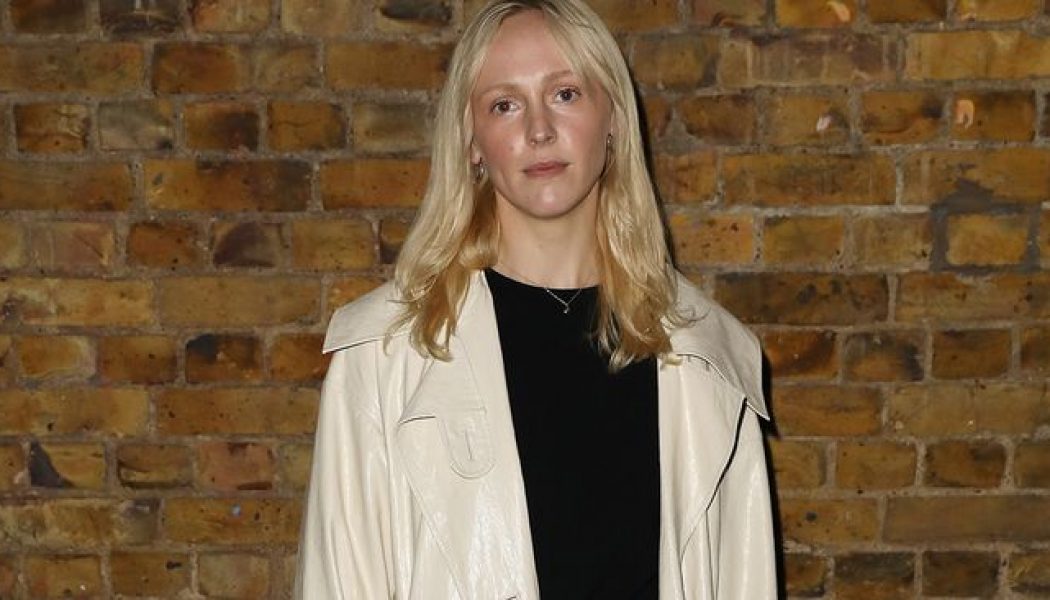 All My Friends Keep Asking Me to Find Vintage Blouses Like Laura Marling’s