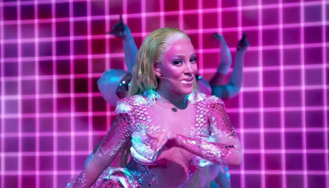 Doja Cat Blasts Off To Planet Hot Pink In Debut VMA Performance