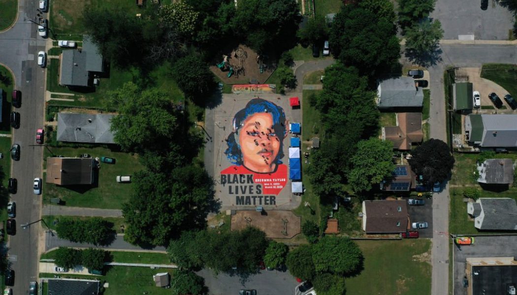 Oprah Erects 26 Billboards Around Louisville Calling For Justice For Breonna Taylor