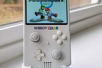 This Game Boy Color is actually a portable Nintendo Wii and it’s so damn clean