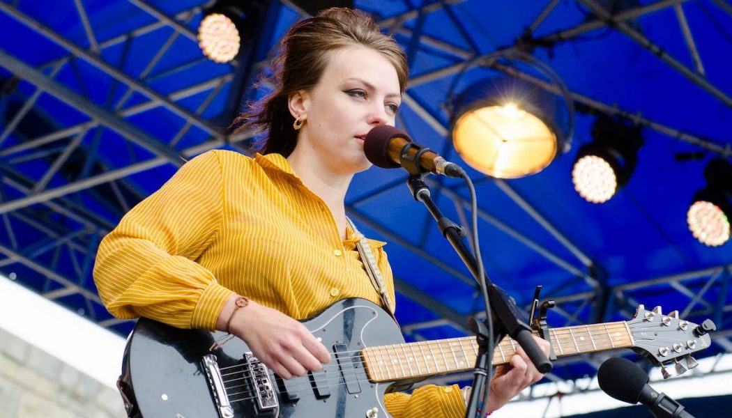 Angel Olsen and Composer Emile Mosseri Share Cover of “Mr. Lonely”: Stream