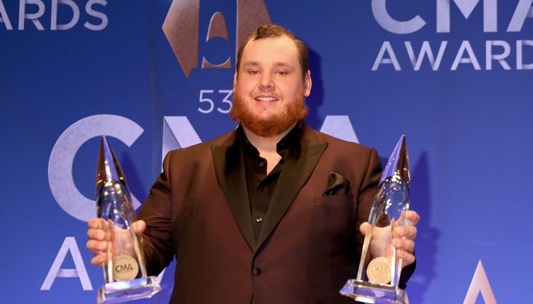 Luke Combs Extends Career-Opening Record Atop Country Airplay Chart With ‘Lovin’ on You’