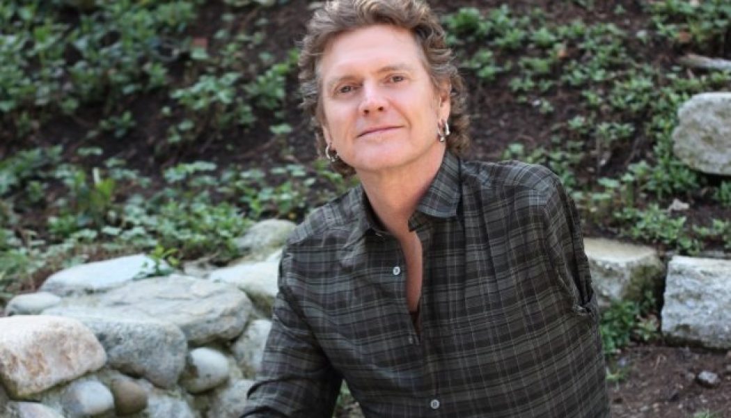 DEF LEPPARD’s RICK ALLEN Says He Is ‘Still Trying To Master The Art Of One-Armed Acoustic Drumming’