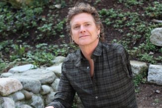 DEF LEPPARD’s RICK ALLEN Says He Is ‘Still Trying To Master The Art Of One-Armed Acoustic Drumming’