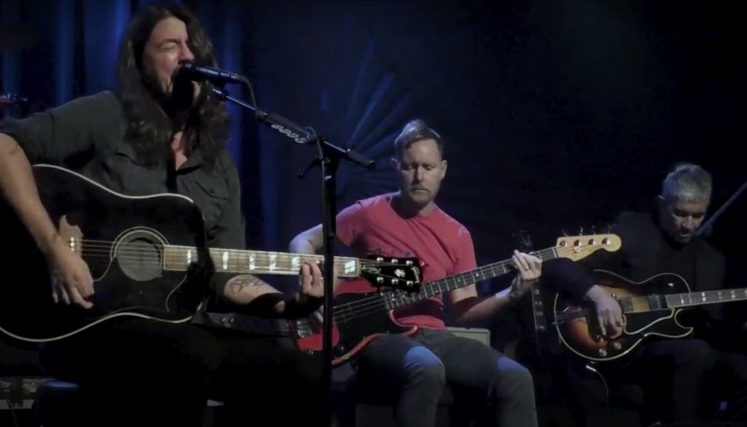 Foo Fighters Play Acoustic Version of “Learn to Fly” on Kimmel: Watch