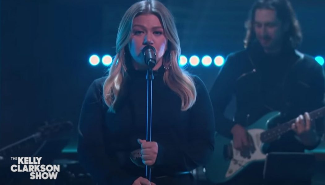 Kelly Clarkson Tears Through Her Cover of Natalie Imbruglia’s ‘Torn’