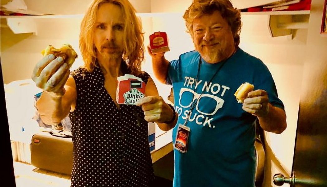 STYX’s TOMMY SHAW To Be Inducted Into White Castle’s ‘Cravers Hall Of Fame’