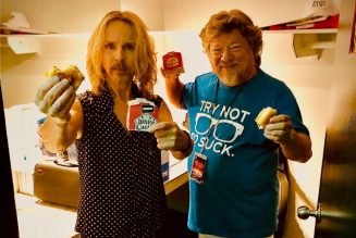 STYX’s TOMMY SHAW To Be Inducted Into White Castle’s ‘Cravers Hall Of Fame’