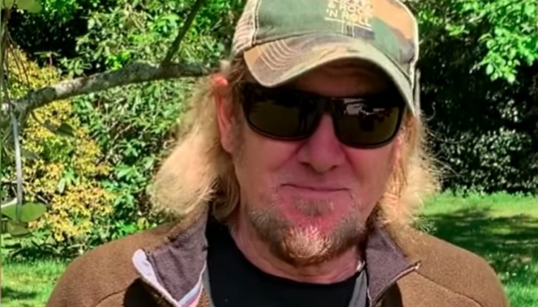 IRON MAIDEN’s ADRIAN SMITH: Fishing Is ‘A Great Way To Balance Myself Out’