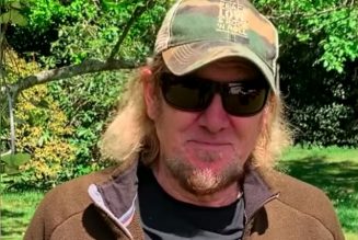 IRON MAIDEN’s ADRIAN SMITH: Fishing Is ‘A Great Way To Balance Myself Out’