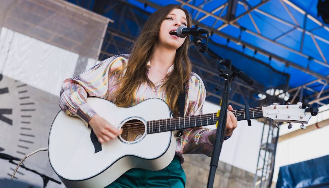 Jade Bird Shares Radiant New Single “Headstart”: Stream