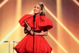 Jennifer Lopez Accepts Icon Award at the 2020 People’s Choice Awards