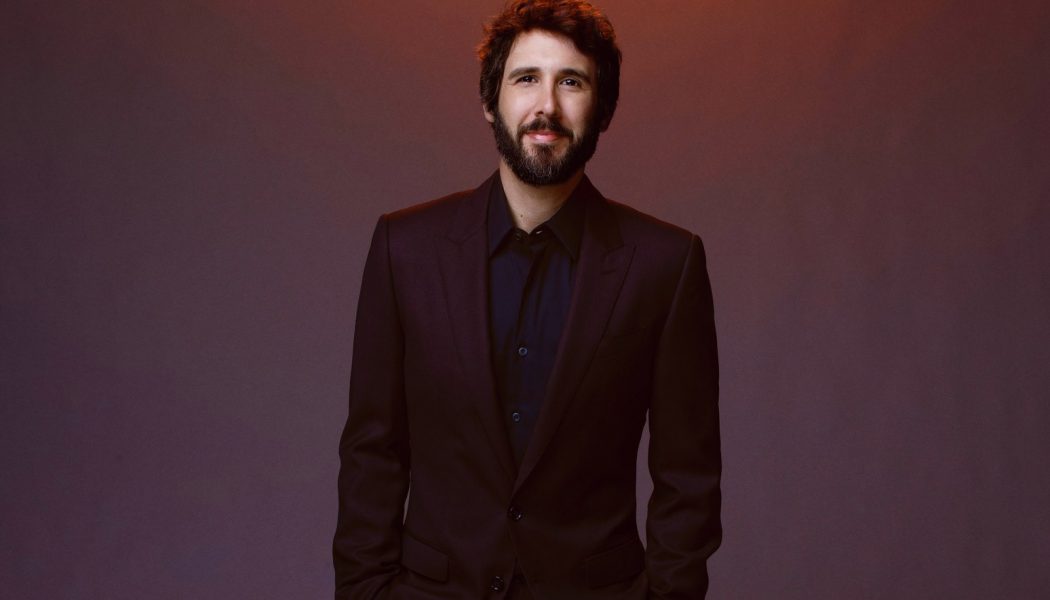 Josh Groban Brings a Christmas Vibe to ‘The Tonight Show’ With ‘World We Knew’: Watch