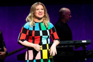 Kelly Clarkson Left With a Tough Decision to Make During ‘The Voice’ Knockouts: Watch