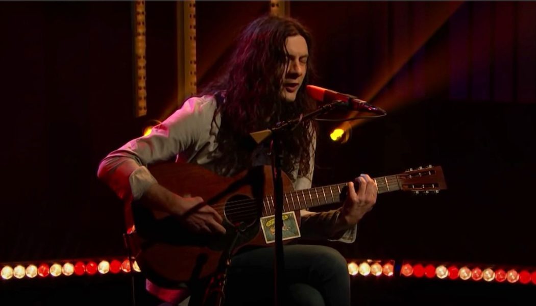 Kurt Vile Covers John Prine’s “Speed of the Sound of Loneliness” on Seth Meyers: Watch