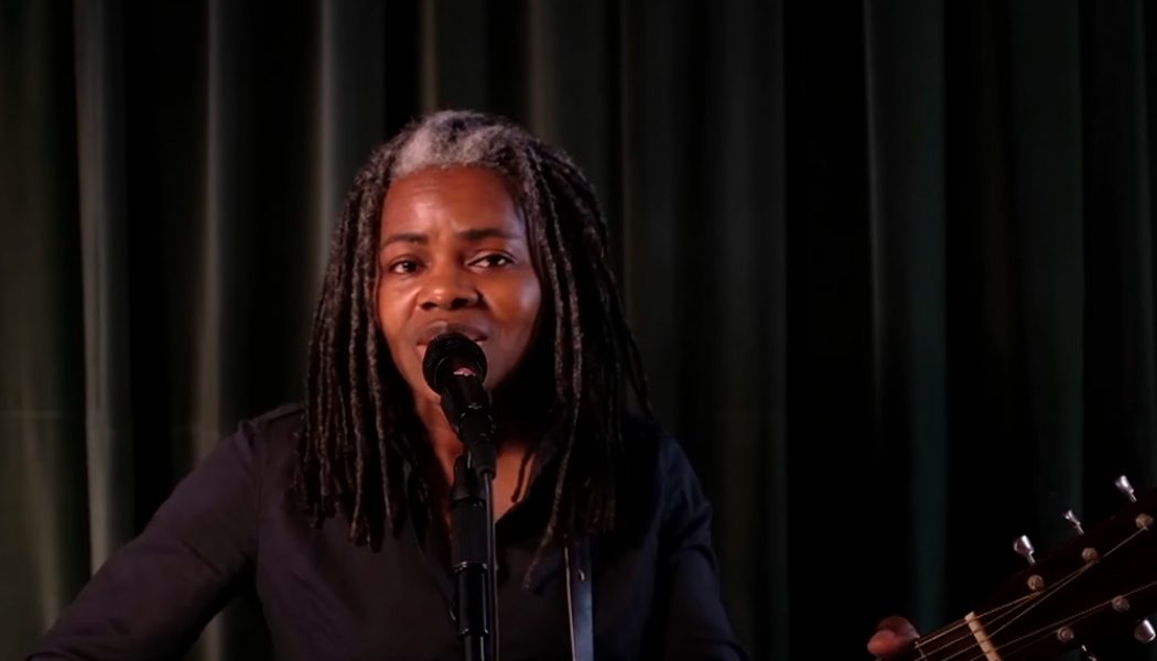 Tracy Chapman Gives Rare Performance of ‘Talkin’ ‘Bout a Revolution’ on Late Night