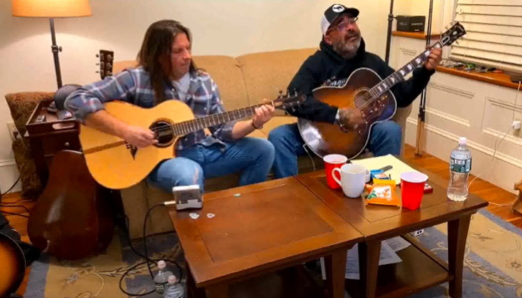 Watch STAIND’s AARON LEWIS And MIKE MUSHOK Perform Acoustic Version Of ‘Mudshovel’