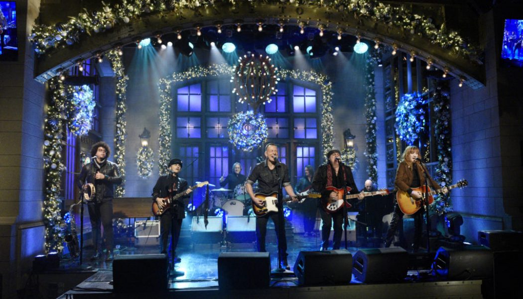 Bruce Springsteen Performs ‘Ghosts’ and ‘I’ll See You in My Dreams’ on Saturday Night Live