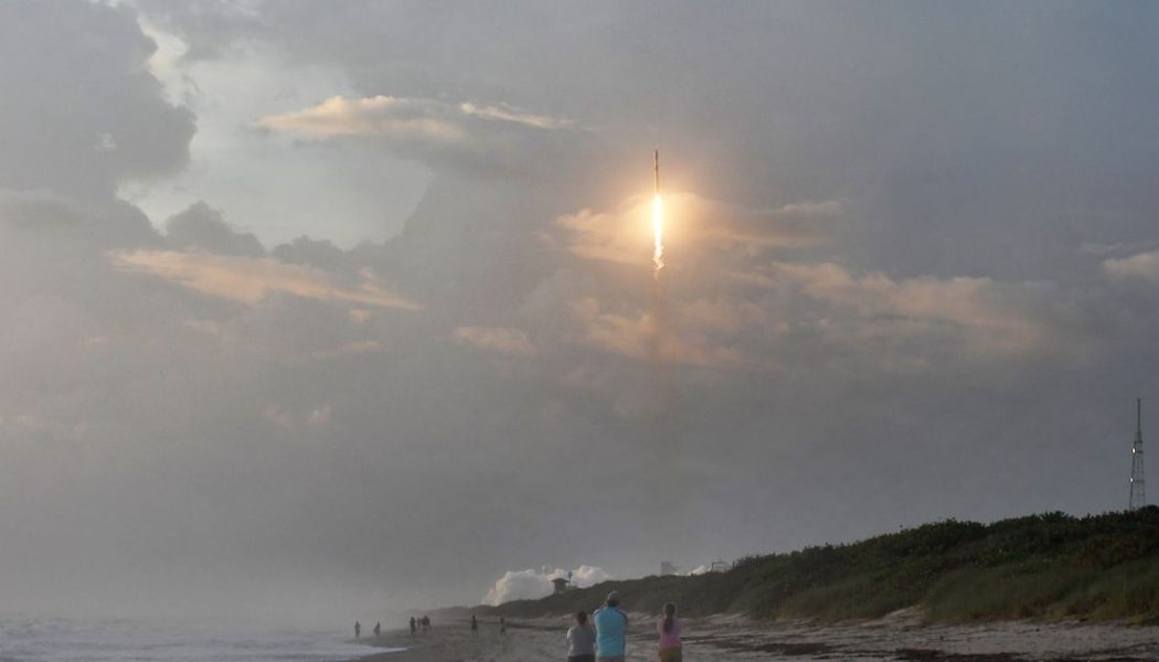 FCC awards SpaceX $886 million for satellite internet network