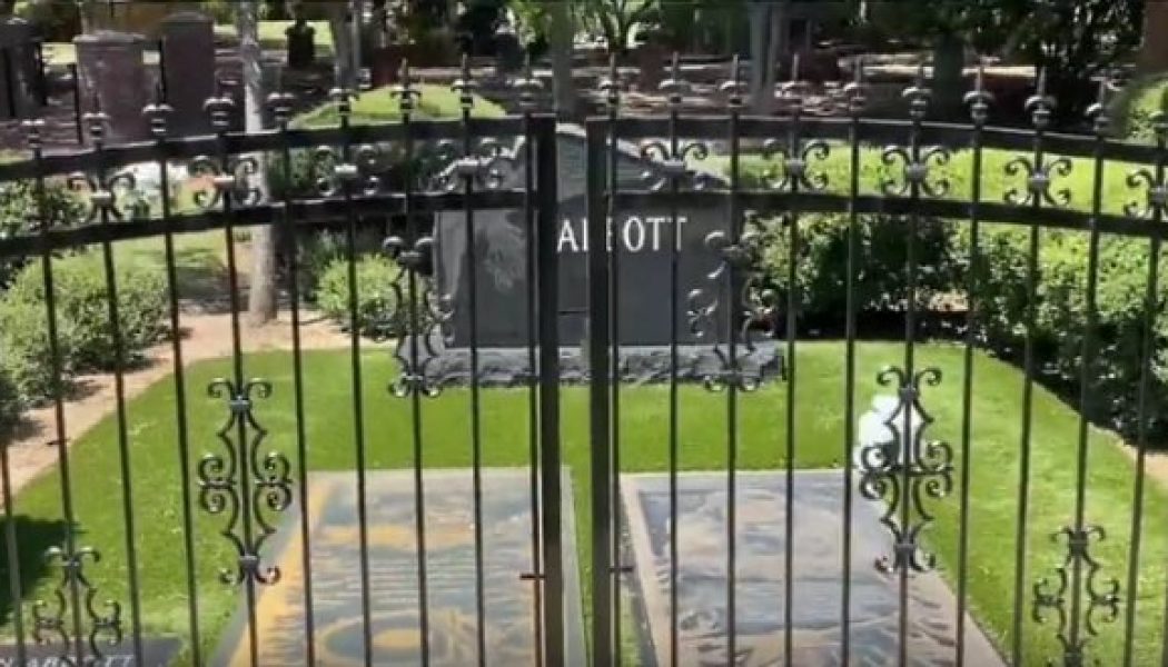 Protective Fence Erected Around Graves Of PANTERA Legends DIMEBAG And VINNIE PAUL