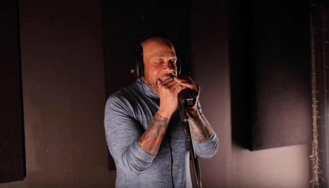 Watch Ex-KILLSWITCH ENGAGE Frontman HOWARD JONES Sing Stunning Rendition Of LYNYRD SKYNYRD’s ‘Simple Man’