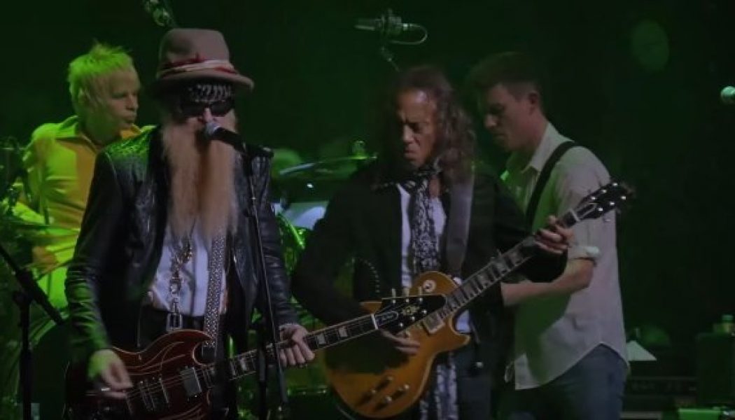 Watch Pro-Shot Video Of KIRK HAMMETT And BILLY GIBBONS Performing FLEETWOOD MAC’s ‘The Green Manalishi (With The Two Prong Crown)’