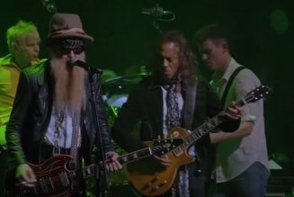 Watch Pro-Shot Video Of KIRK HAMMETT And BILLY GIBBONS Performing FLEETWOOD MAC’s ‘The Green Manalishi (With The Two Prong Crown)’