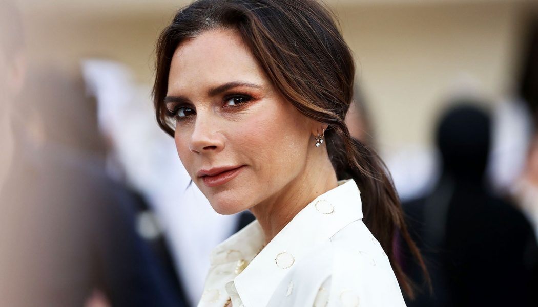 Watch Victoria Beckham Chaotically Gather Her Kids for a Christmas Card Photo