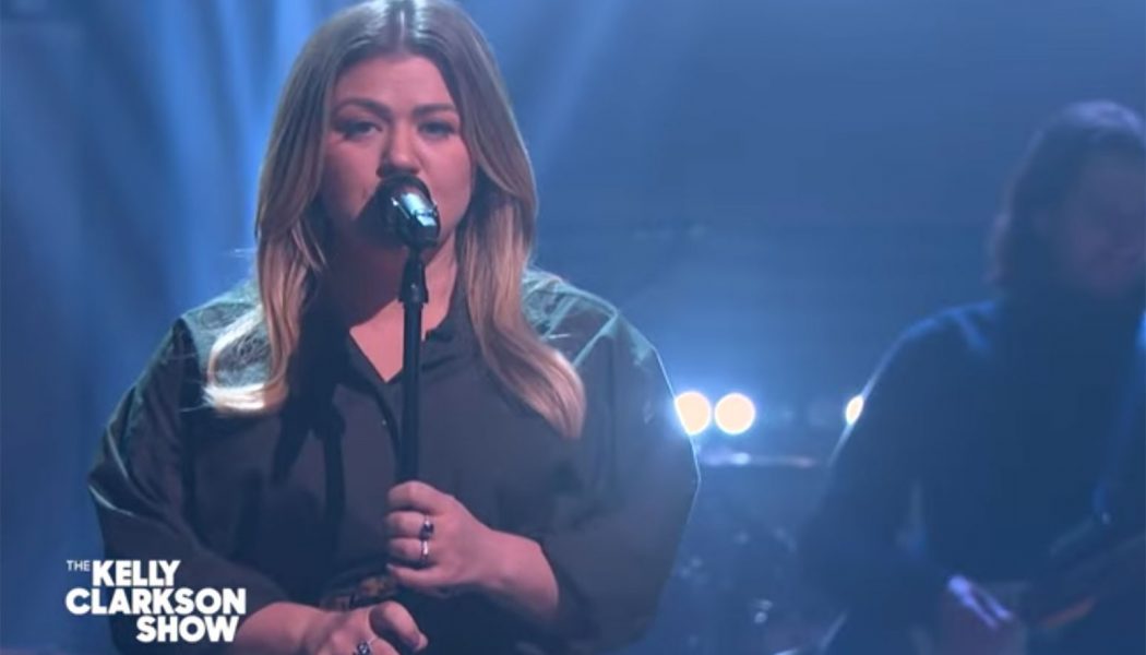 ‘Hold On,’ Because Kelly Clarkson Just Crushed This Drake Cover