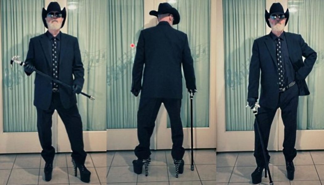 ROB HALFORD’s Latest Quarantine Outfit Includes Spiked Platform Heels, Sports Coat And Cowboy Hat