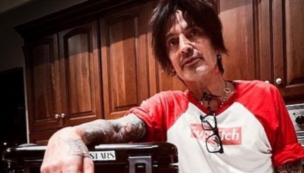 MÖTLEY CRÜE’s TOMMY LEE Is Working On A Christmas Song