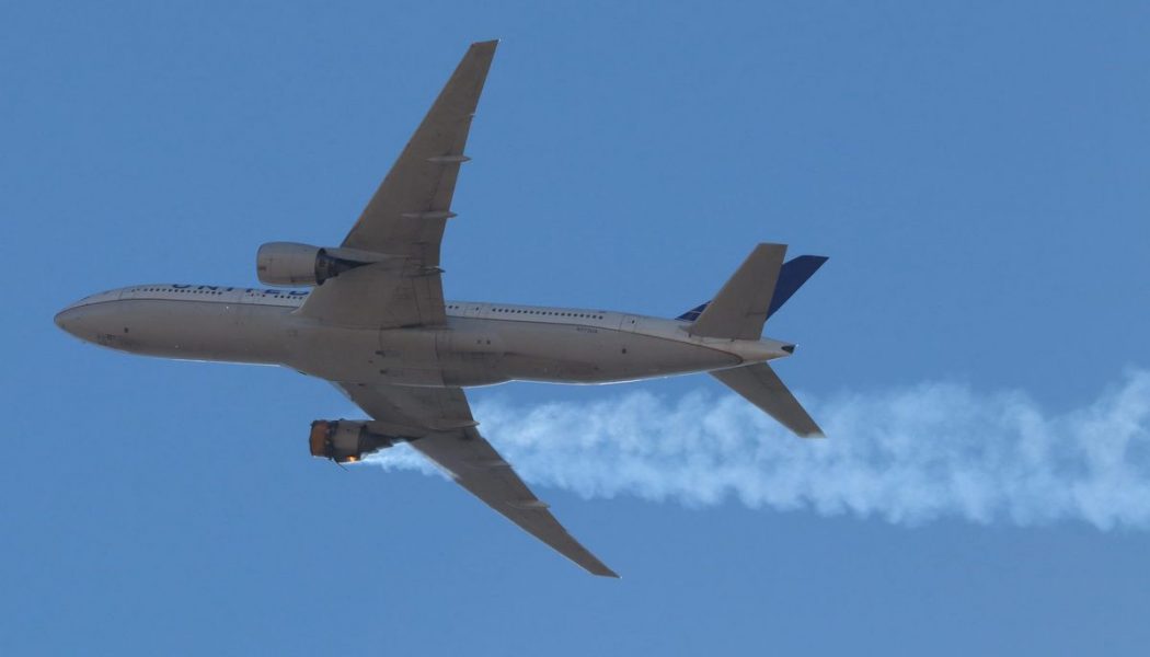 United Airlines flight safely lands after dramatic engine failure caught on camera