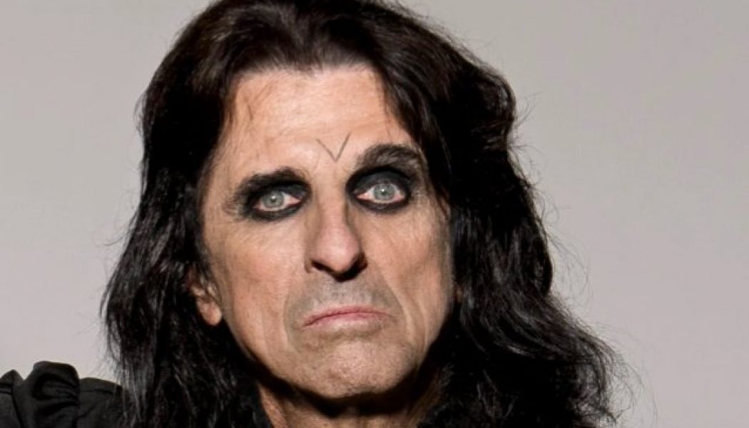 ALICE COOPER Looks Back On METALLICA’s GRAMMY Loss To JETHRO TULL: I Thought They Handed Me The Wrong Envelope