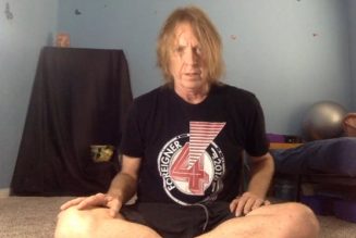 FOREIGNER/Ex-DOKKEN Bassist JEFF PILSON Is Writing A Yoga Book