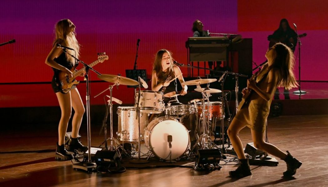 HAIM Shine on Grammy Stage With Performance of ‘The Steps’