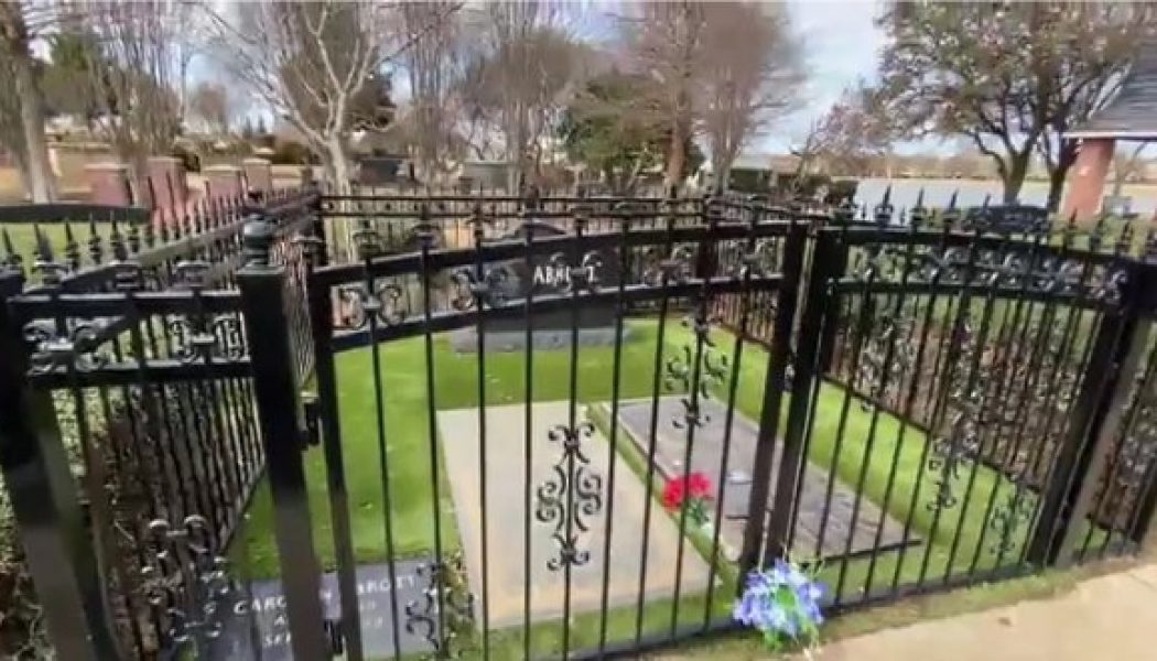 Here Are New Fan Photos Of Graves Of PANTERA Legends DIMEBAG And VINNIE PAUL