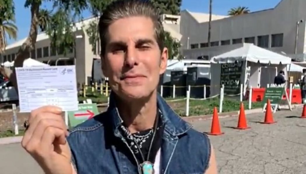 JANE’S ADDICTION’s PERRY FARRELL Gets COVID-19 Vaccine