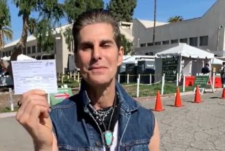 JANE’S ADDICTION’s PERRY FARRELL Gets COVID-19 Vaccine