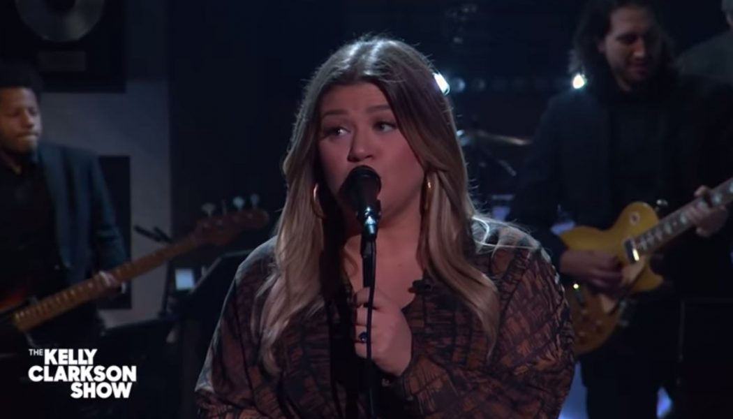 Kelly Clarkson Kicks Off the Week With Powerful Adele Cover: Watch