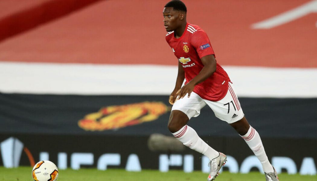 Manchester United hand youngster new contract